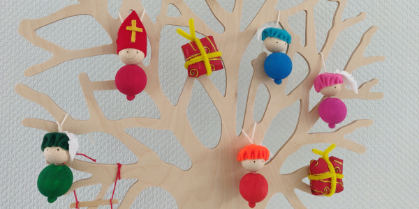 Knutsel Sint en Piet hangers voor in de seizoensboom