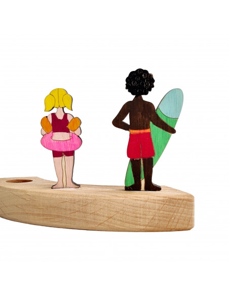 Jongen met surfplank steker