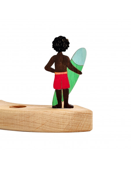 Jongen met surfplank steker