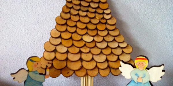 Knutsel een kerstboom van houtplakjes